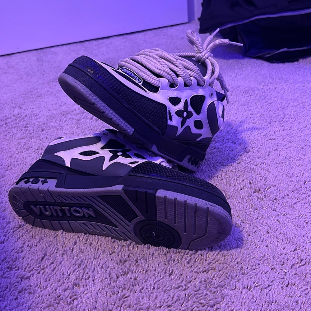 Lv skates size 9 black and white